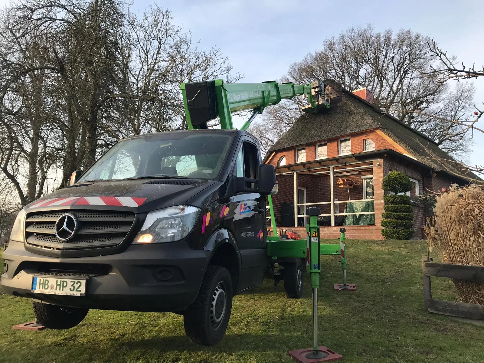 LKW-Bühne bei Fassaden- und Dacharbeiten